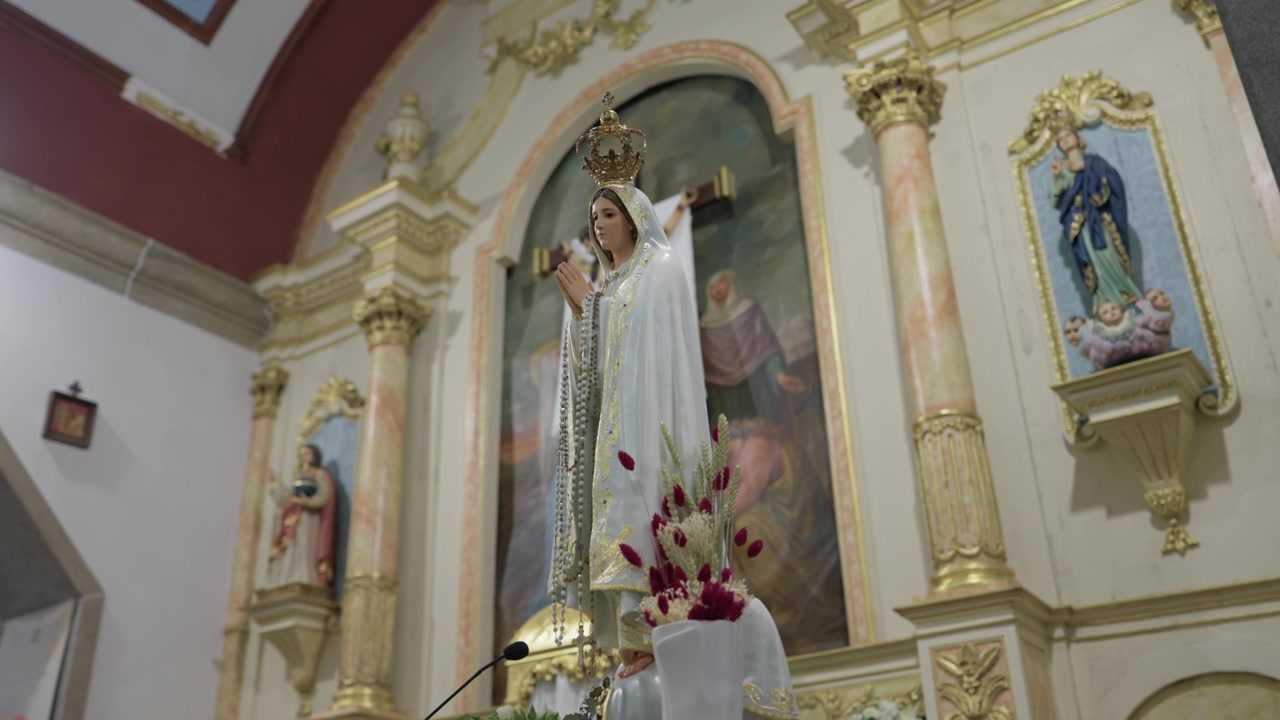 Socha korunované Panny Marie na zlatém barokním oltáři uvnitř katolického kostela