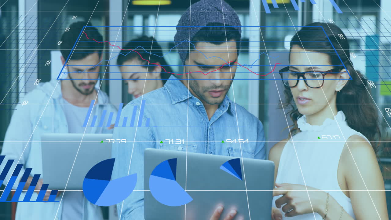 animación del procesamiento de datos financieros sobre diversas personas de negocios en la oficina