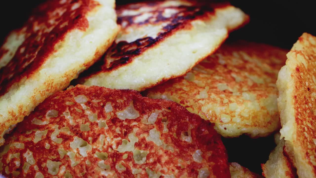 맛있는 전통적인 감자 팬케이크 황금 질, 매크로. 집에서 만든