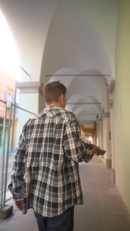 hombre caminando a través de un arco