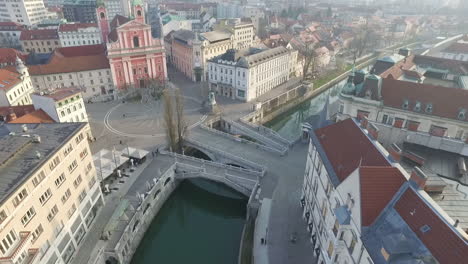 Vista-Aérea-De-Tromostovje,-Triple-Puente-De-Ljubljana-Sobre-El-Río-Ljubljanica,-Centro-De-La-Ciudad