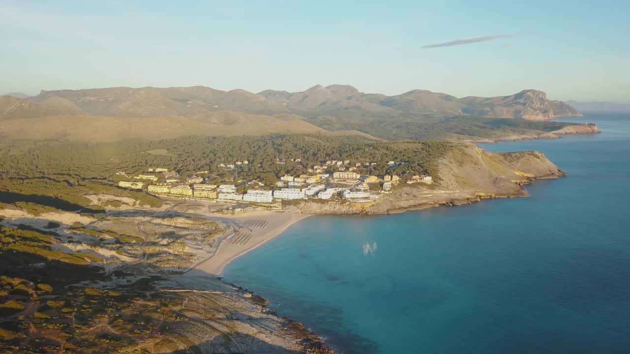 Vista aérea incrível da praia Cala Mesquida no norte de Maiorca - Litoral de Maiorca - Bela filmagem de paisagem de drone
