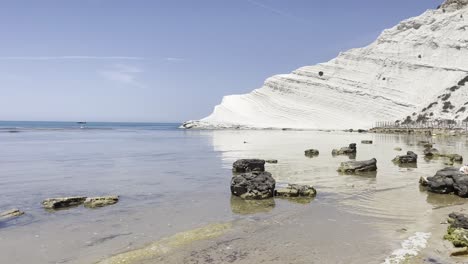 Paisaje-De-Playa-Scala-Dei-Turchi-Océano-Azul-Claro-Del-Renacimiento-Europeo,-Italia