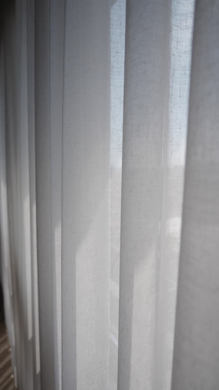Cortinas Brancas Translúcidas Balançando Suavemente à Luz do Sol