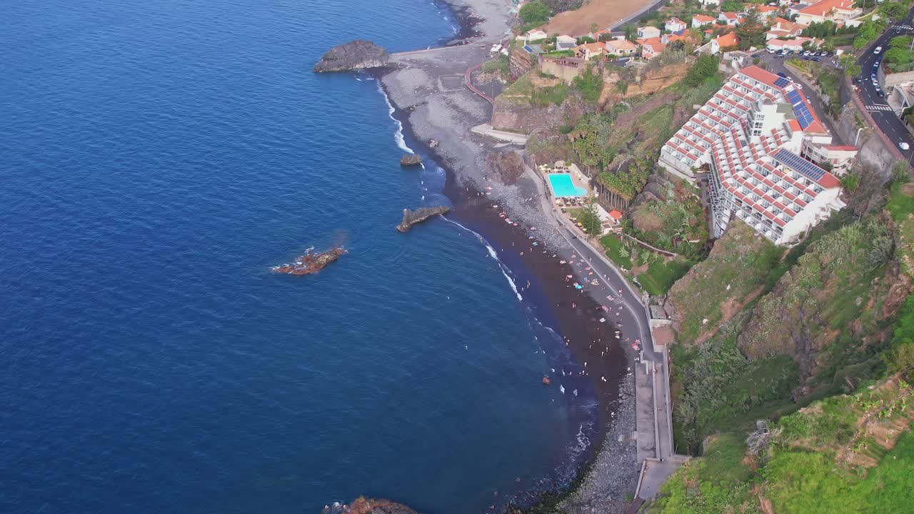 Splendida vista aerea della costa e dell'attività sulla spiaggia di Madeira