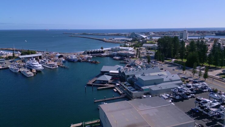 Porto turistico di Fremantle con la birreria Little Creatures in primo piano, Perth, Australia Occidentale - vista aerea.