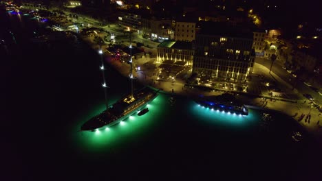 Nachtluftdrohnenaufnahme-Eines-Verschütteten-Hafens-In-Kroatien-Mit-Lichtern-Von-Yachten