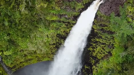 Dron-Aéreo-Pan-Arriba-Mover-Izquierda-Cascada-Bosques-Hawaii