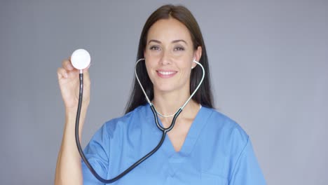 enfermera amistosa sonriente o médico con estetoscopio