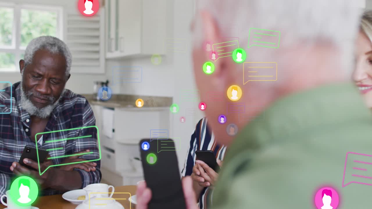 animación de iconos de medios sobre un grupo diverso de personas mayores que usan teléfonos inteligentes