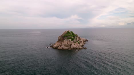 Nach-Unten-Geneigte-Aufnahme-Eines-Ausrufezeichens,-Das-Aussieht-Wie-Eine-Insel-Auf-Koh-Tao,-Thailand