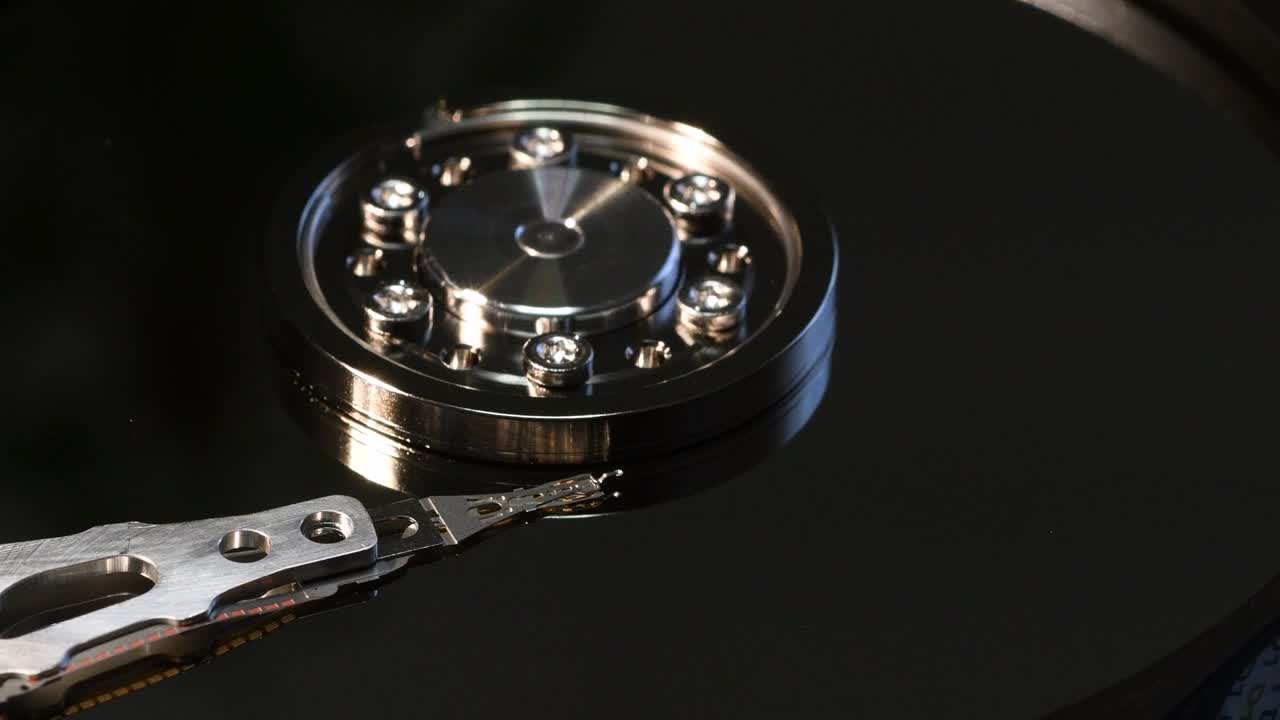 4k de primer plano de una unidad de disco duro abierta. video hd, ultra hd