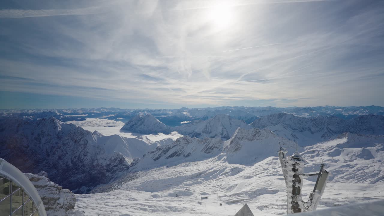 vista sobre una baranda y un mástil de radio sobre un glaciar y los alpes europeos en un día soleado