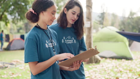 Verano,-Naturaleza-Y-Mujeres-Con-Una-Lista-Para-Un-Campamento