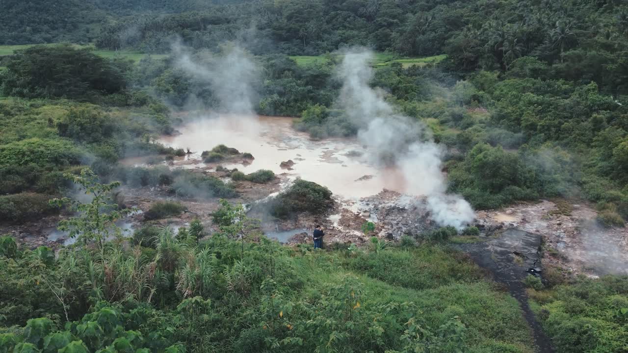 una pareja encantadora disfrutando de la naturaleza.
