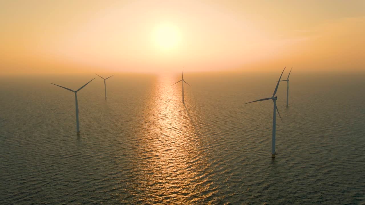 거대한 풍차 터빈, 바다에 있는 해상 풍차 농장, 웨스터메어 풍차 공원, 아름다운 밝은 날에 바다에서 고립된 풍차, 네덜란드, 플레볼랜드, 노르도오스트폴더