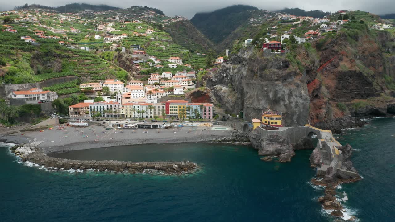 마데이라의 목가적인 해안에서 잔잔한 푸른 물이 있는 고요한 풍경, 공중