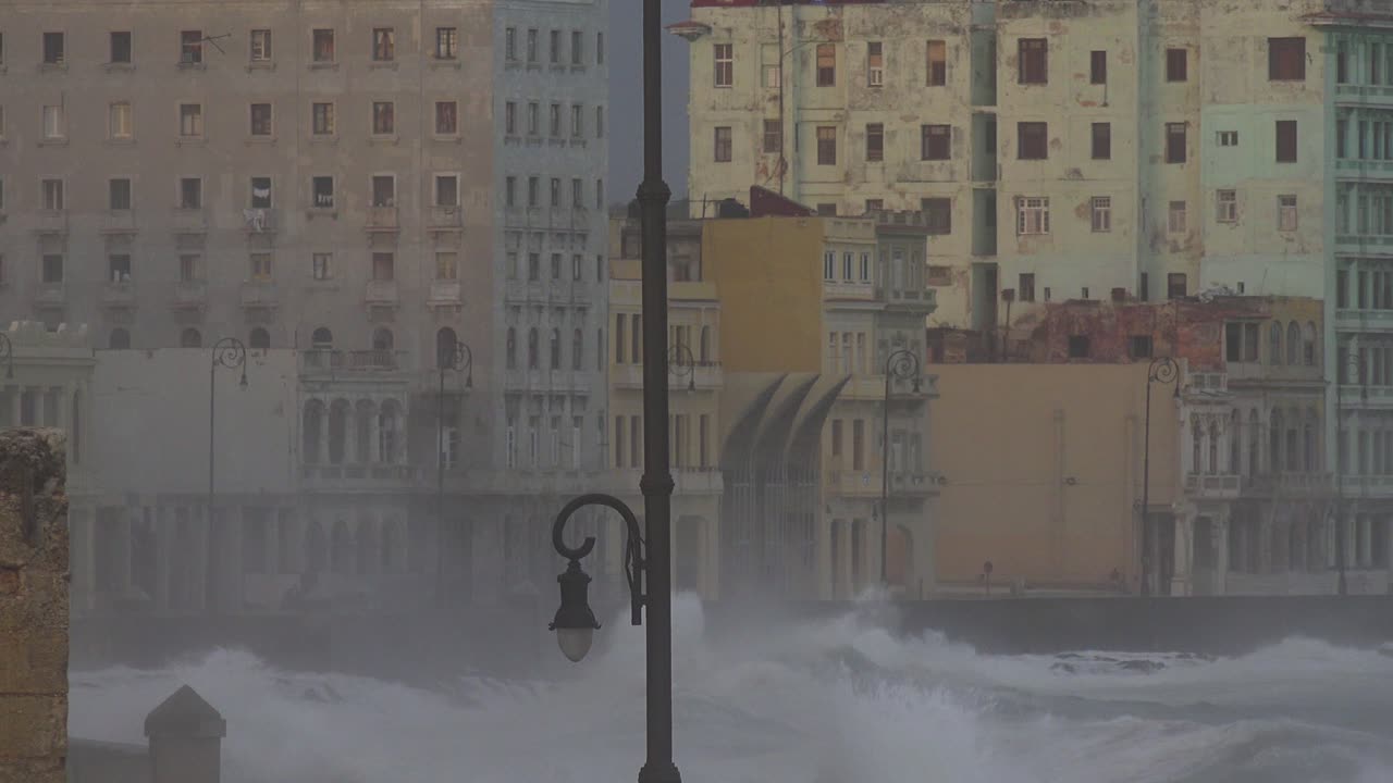 쿠바 하바나 말레콘의 워터프론트 산책로는 거대한 겨울 폭풍 5 동안 구타를 당합니다.