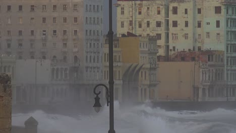 el paseo marítimo del malecón en la habana cuba recibe una paliza durante una gran tormenta de invierno 5