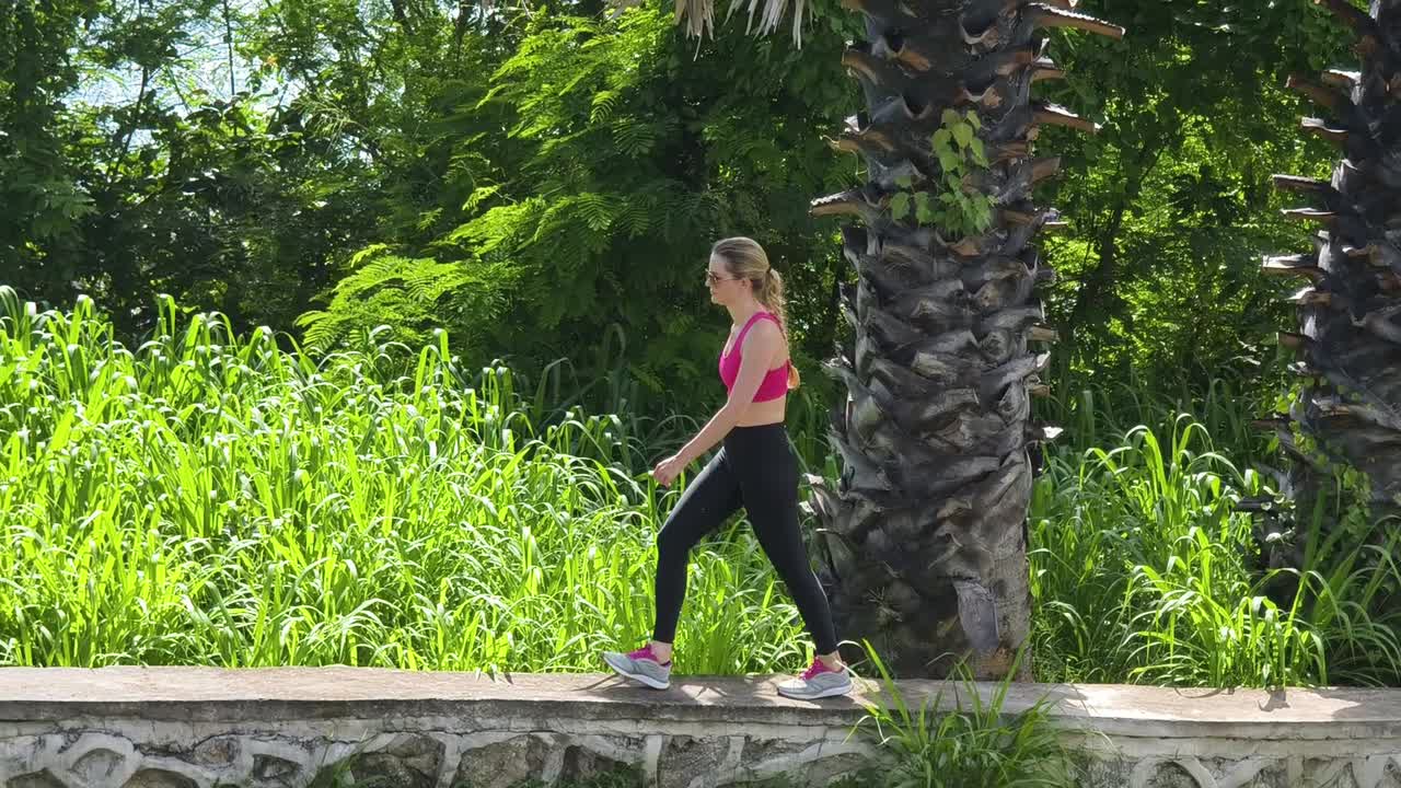 mujer caminando en un parque
