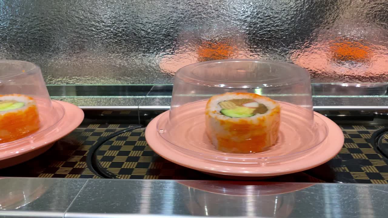 4k, 일본 레스토랑에서 수시 이동 컨베이어 벨트.