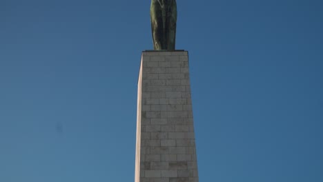 la hermosa estatua de la libertad en la ciudadela de budapest - inclinada hacia arriba
