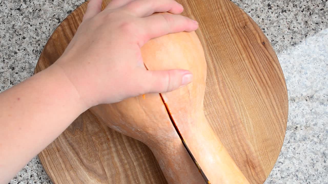 Taglio della zucca. Lavoro del cuoco. Riprese in cucina.