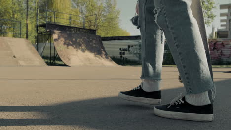 unkenntliches skatermädchen lässt ihren skate in einem skatepark fallen 1