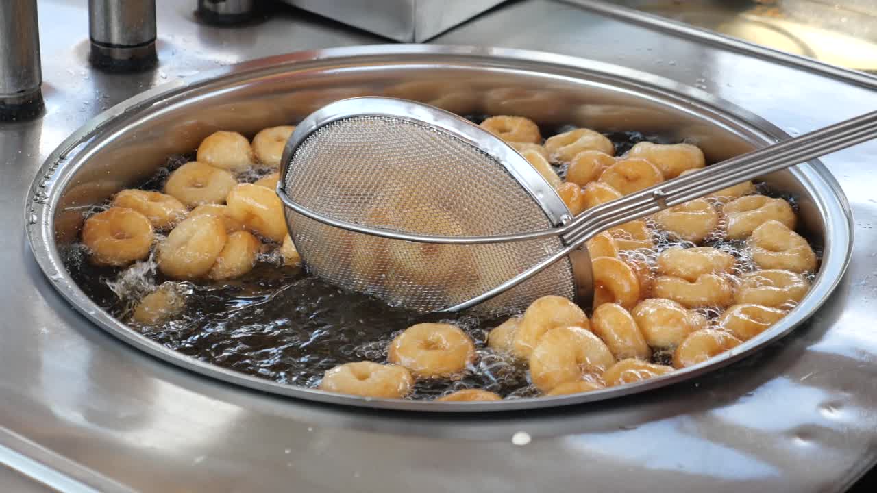 Frying Lokma Donuts
