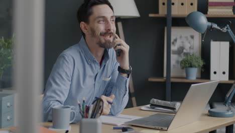 hombre hablando por teléfono en la oficina