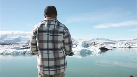 Jökulsárlón-Gletscherlagune-Mann-Sucht