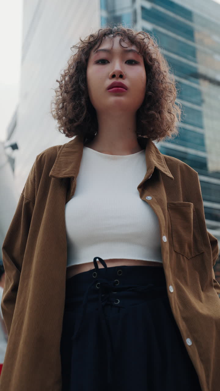 joven elegante en un entorno urbano