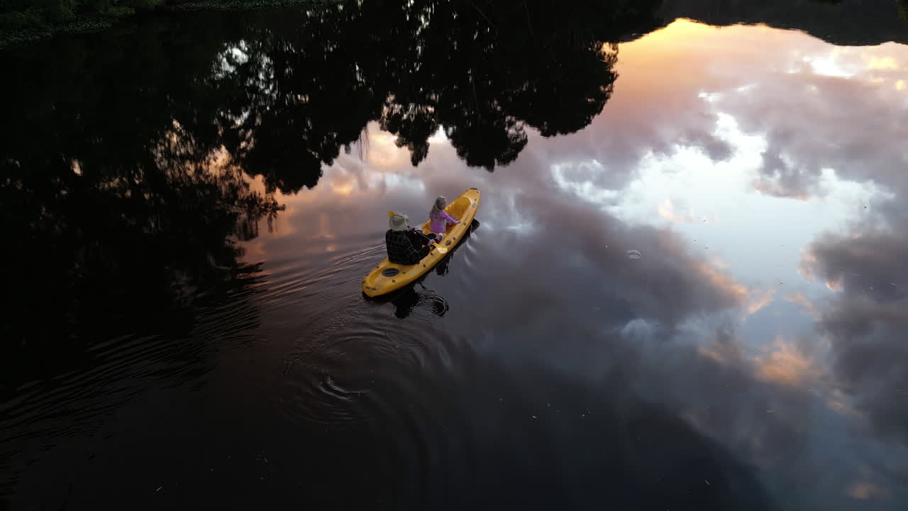 Natura, fiume e persone in kayak