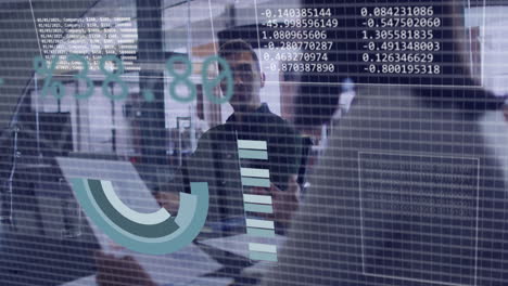 animación del procesamiento de datos financieros sobre diversas personas de negocios en la oficina