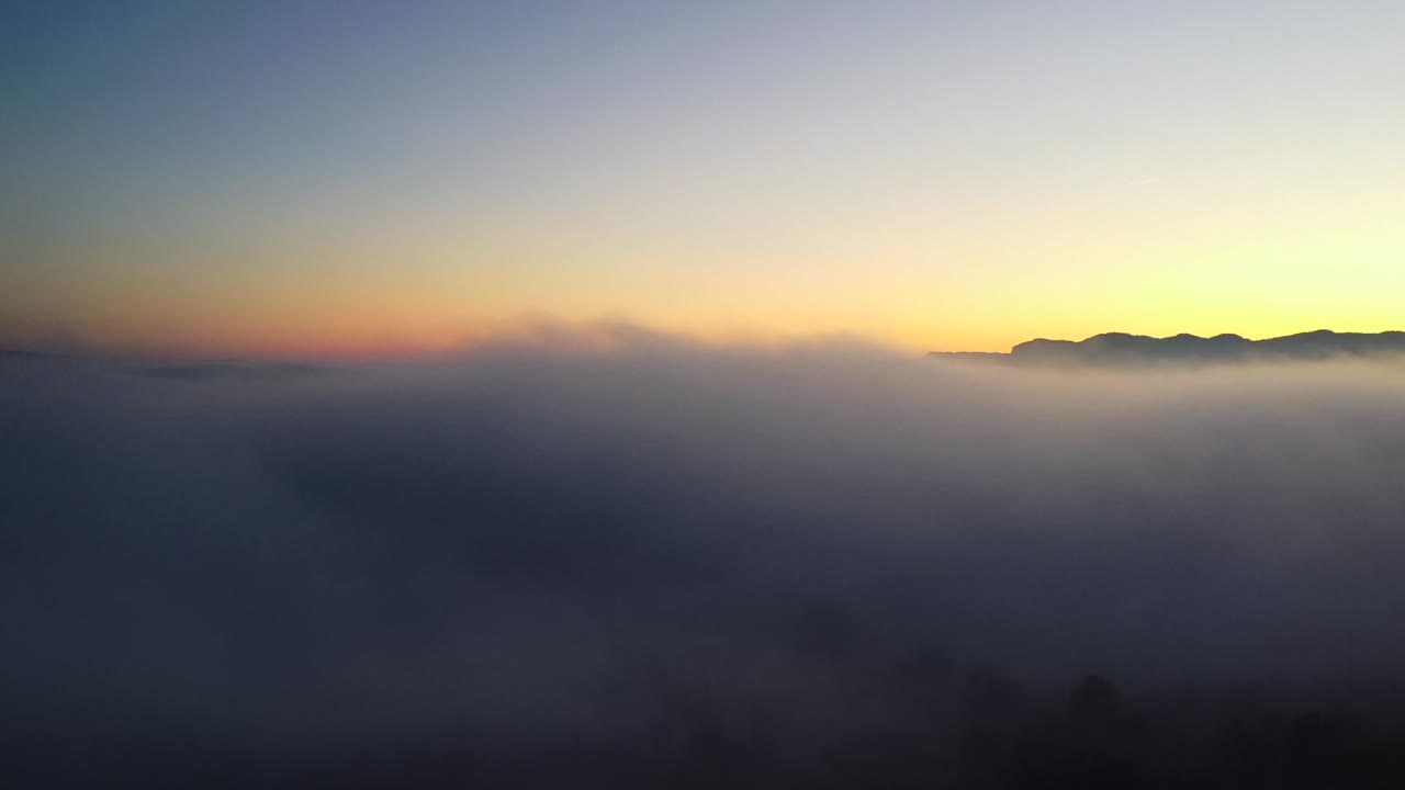 drone volando sobre nubes suaves y esponjosas con un hermoso amanecer
