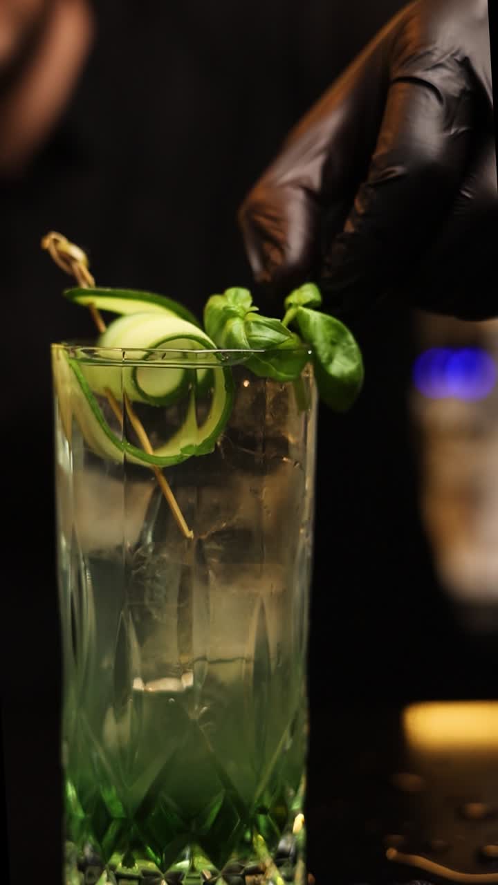 Preparazione Cocktail Cetriolo e Basilico