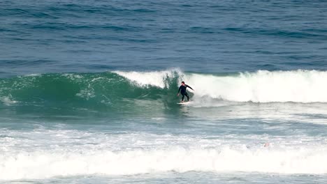 Nahansicht-Eines-Surfers,-Der-Einen-Backside-Start-Versucht-Und-Beim-Auftreffen-Auf-Die-Lippe-Scheitert