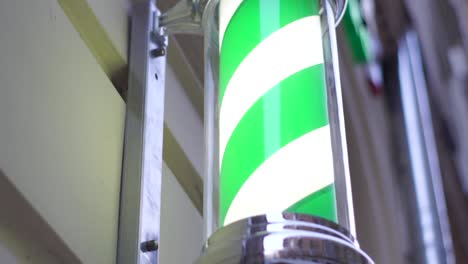 barbería poste verde blanco ddecoración
