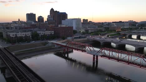 Old-railroad-bridge-crossing-Des-Moines-River