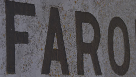 Farol-Sign-Closeup-Apuntando-Al-Famoso-Nazare,-Portugal-Surf-Beach-Break