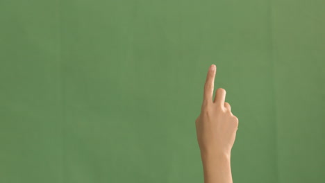 una mano femenina haciendo varios pequeños movimientos hacia la izquierda con el dedo índice