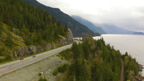 Vista-Aérea-Cinematográfica-De-Una-Pintoresca-Carretera-Costera-Del-Pacífico-En-Columbia-Británica,-Canadá