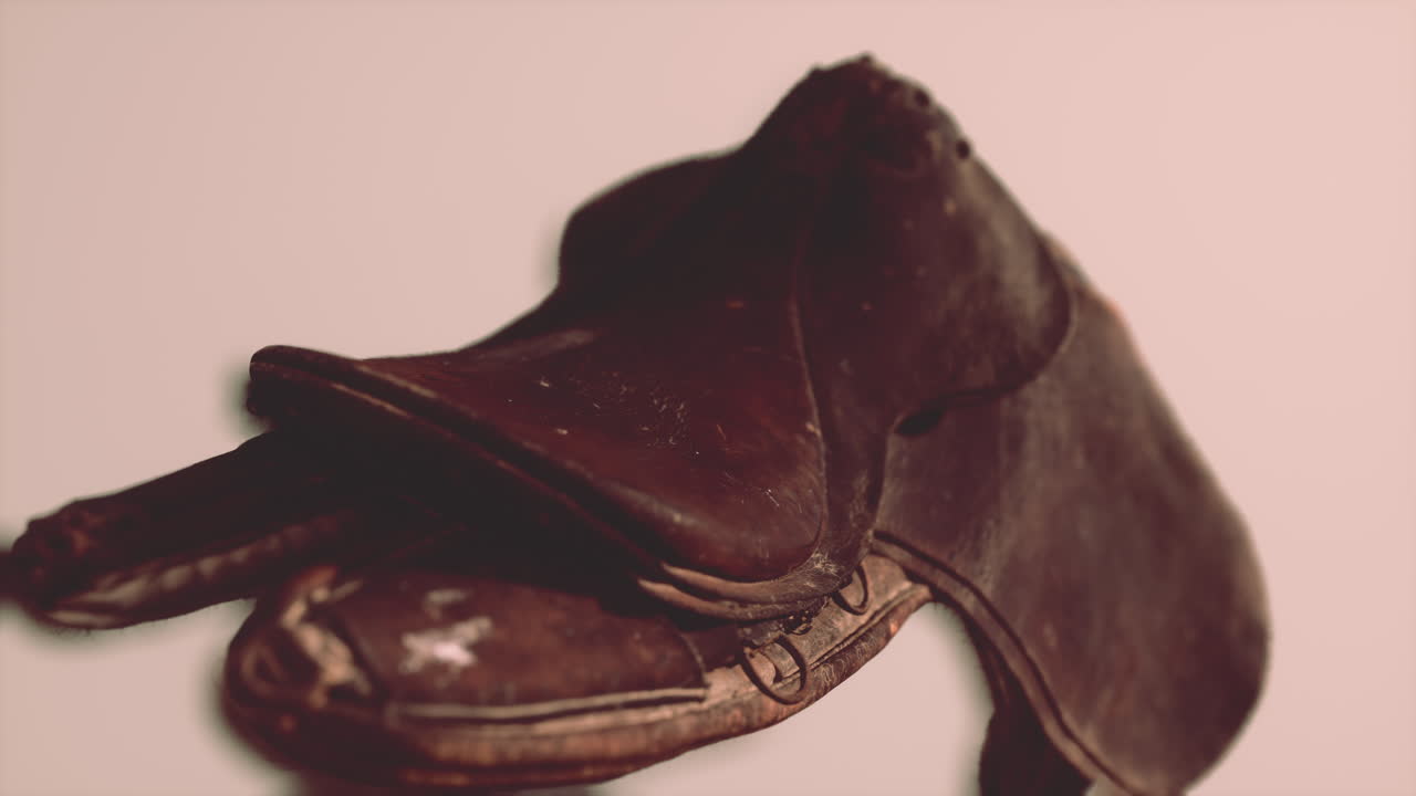 vieja silla de caballo de doma de cuero vintage usada