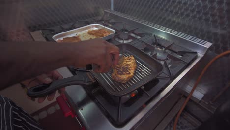 chef caribeño preparando pollo sacudido en una furgoneta a medida