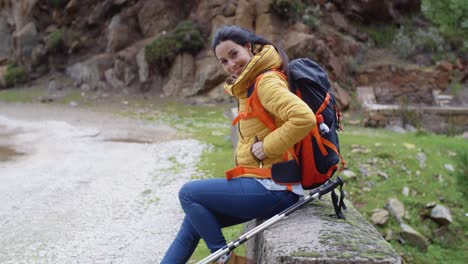 Mujer-Joven-Sonriente-En-Un-Sendero-De-Montaña