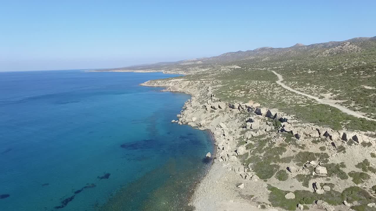 empuje aéreo lento a través de la tierra y el hermoso mar turquesa claro en la costa de la península de akamas en chipre paphos