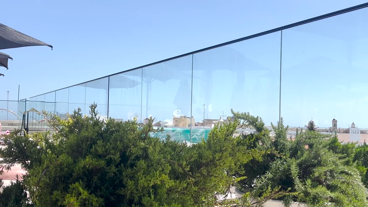 바람이 불는 날  ⁇ 에 수영장  ⁇ 에서 즐거운 시간을 보내는 노인들