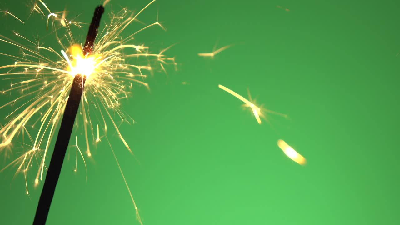 fuegos artificiales en el fondo de la pantalla verde