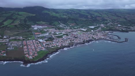 vista aérea de la ciudad de vila franca do campo en sao miguel en las azores - toma de avión no tripulado