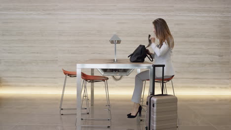 hermosa mujer de negocios inteligente trabajando en una mesa digital en el vestíbulo